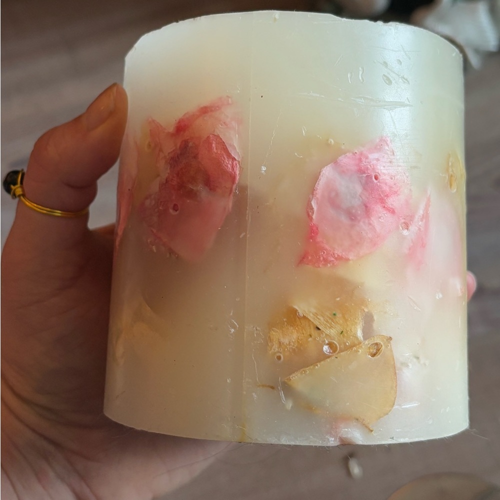 Handcrafted Real Dried Flower Petal Candle • Large Artisan Botanical Décor 🕯️ - Picture 5 of 7